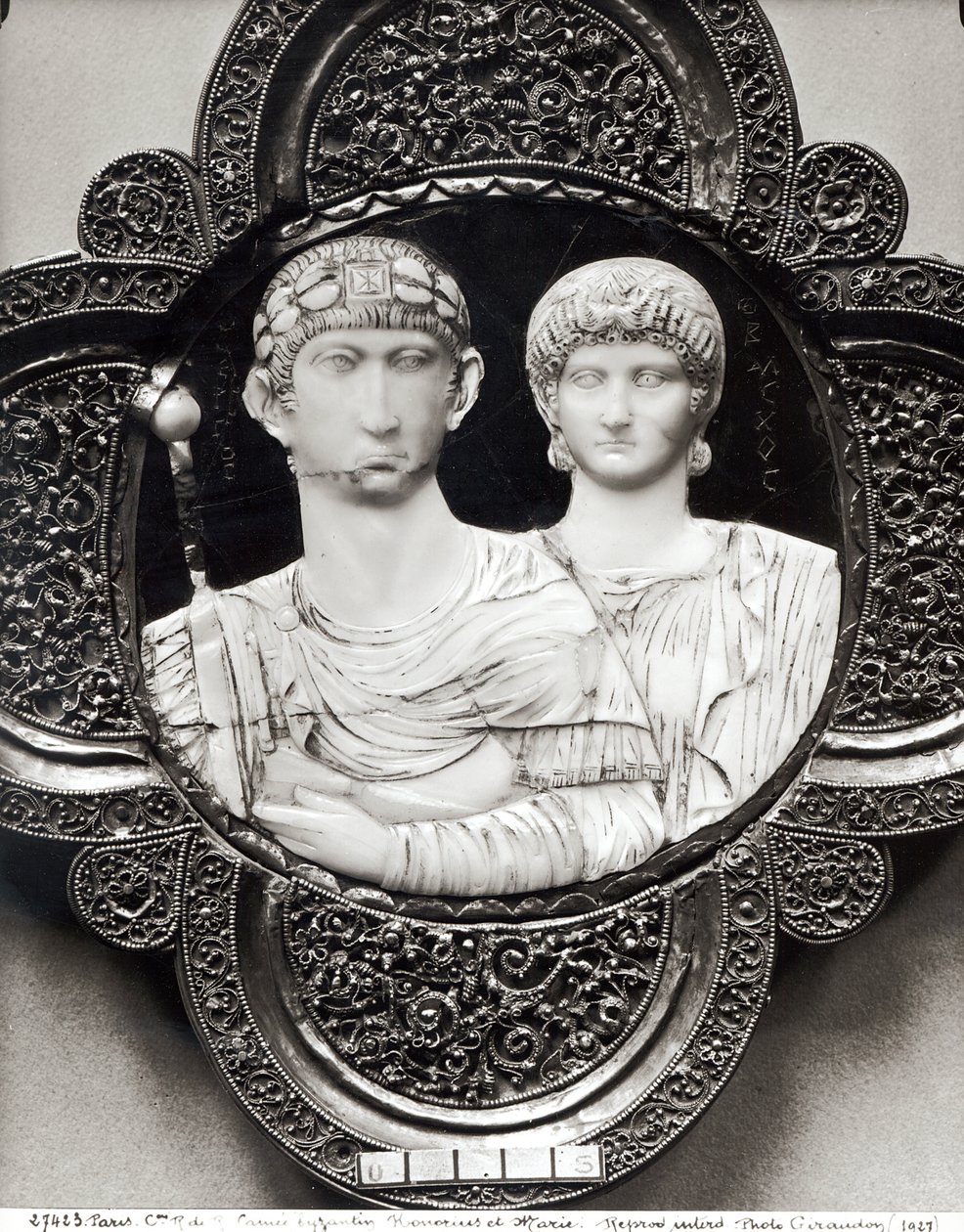 Cameo, amely Honorius császárt (395-423) és feleségét, Mariát ábrázolja (elefántcsont és fém) (lásd még: 189591) alkotó: Byzantine