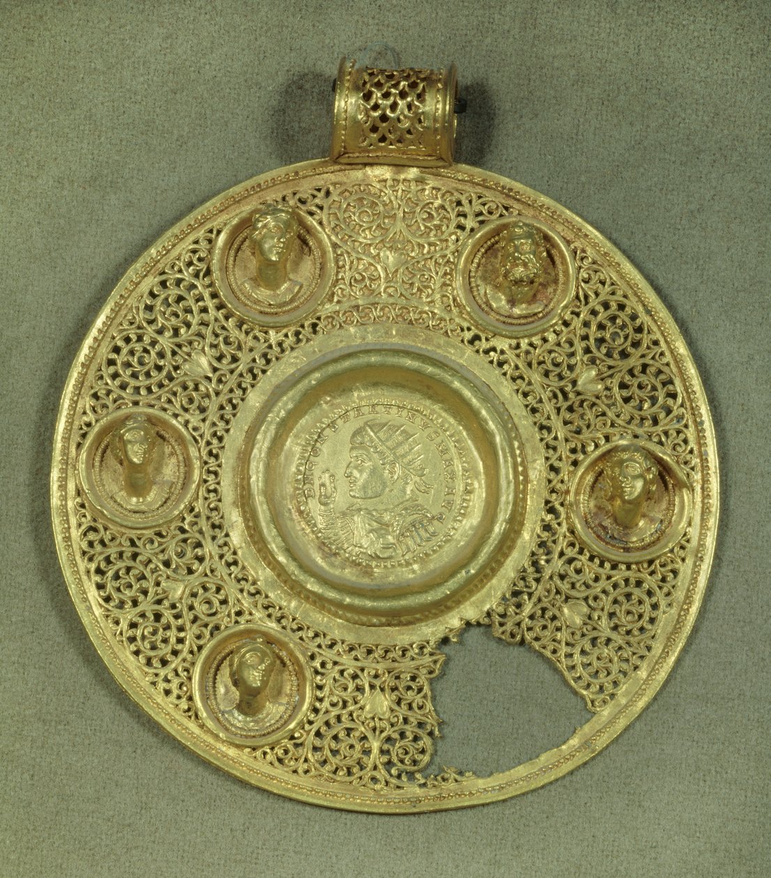 Arany kör alakú medalion: I. Nagy Konstantin (i.sz. 270-337) solidusa Sirmiumban ütődik i.sz. 321-ben, opus interrasile keretben, 5 domborműves mellszobra díszítve. Kr.u. 4. század. V 0,092 m Párizs, Musee du Louvre alkotó: Byzantine