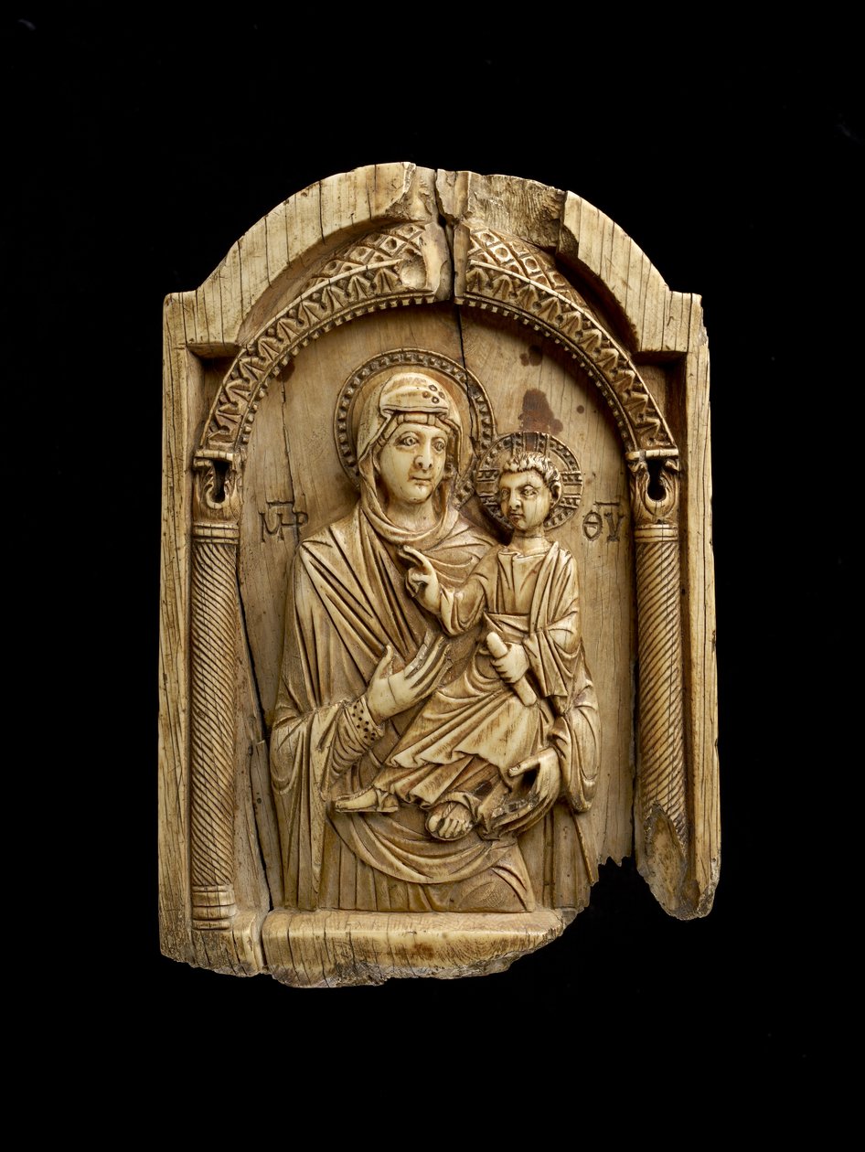 Szűz Hodegetria ikonja a bal karján ülő Krisztus-gyermek felé, bal kezében tekercset tart, jobbjával pedig áldást ad alkotó: Byzantine