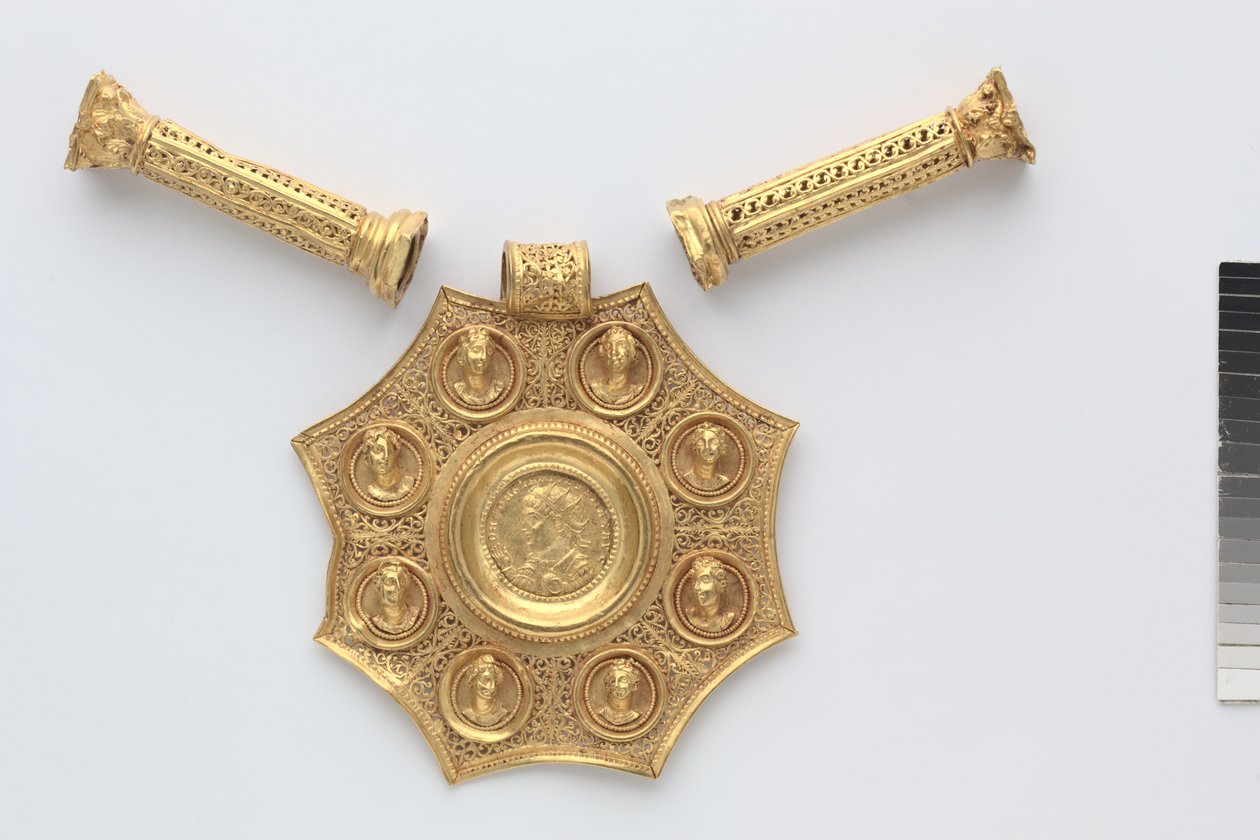 Nyolcszögű medál és két távtartó korinthoszi oszlopok formájában, 324-326 (arany) alkotó: Byzantine