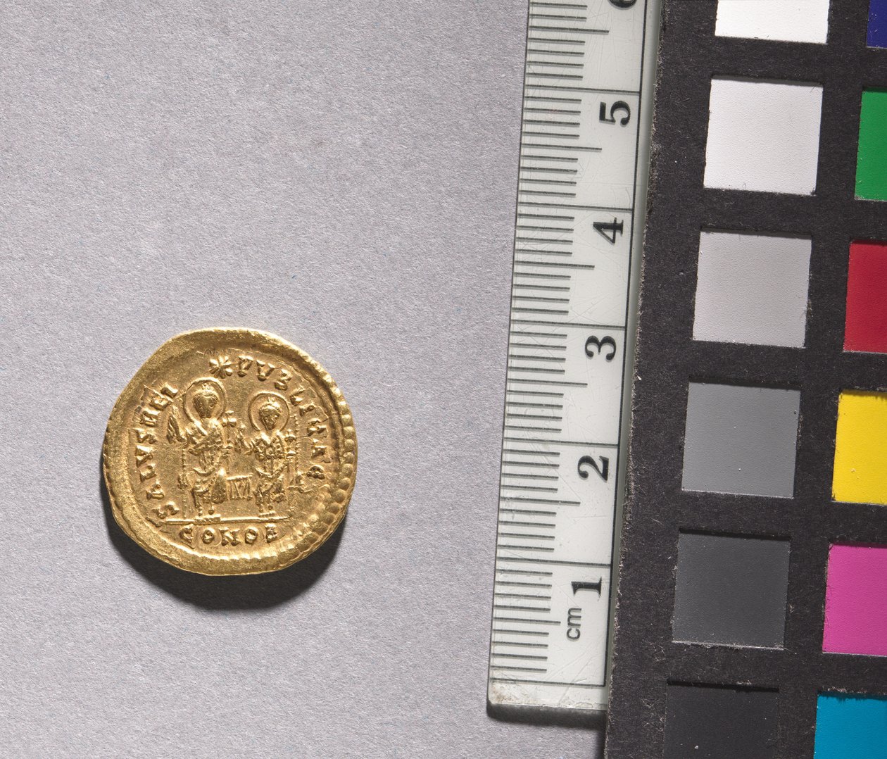 II. Theodosius és III. Valentinianus Solidus (háton), 408-425 (arany) (lásd a CVL 499736 előlapját) alkotó: Byzantine