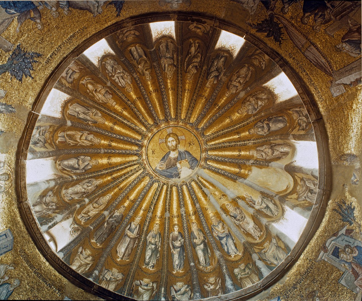 Törökország, Isztambul, Chora Szent Megváltó temploma (Szent Megváltó-in-Chora) (Kariye Camii). A narthex déli kupolája Krisztussal a közepén. A bizánci művészet 1315 és 1321 között valósult meg. alkotó: Byzantine