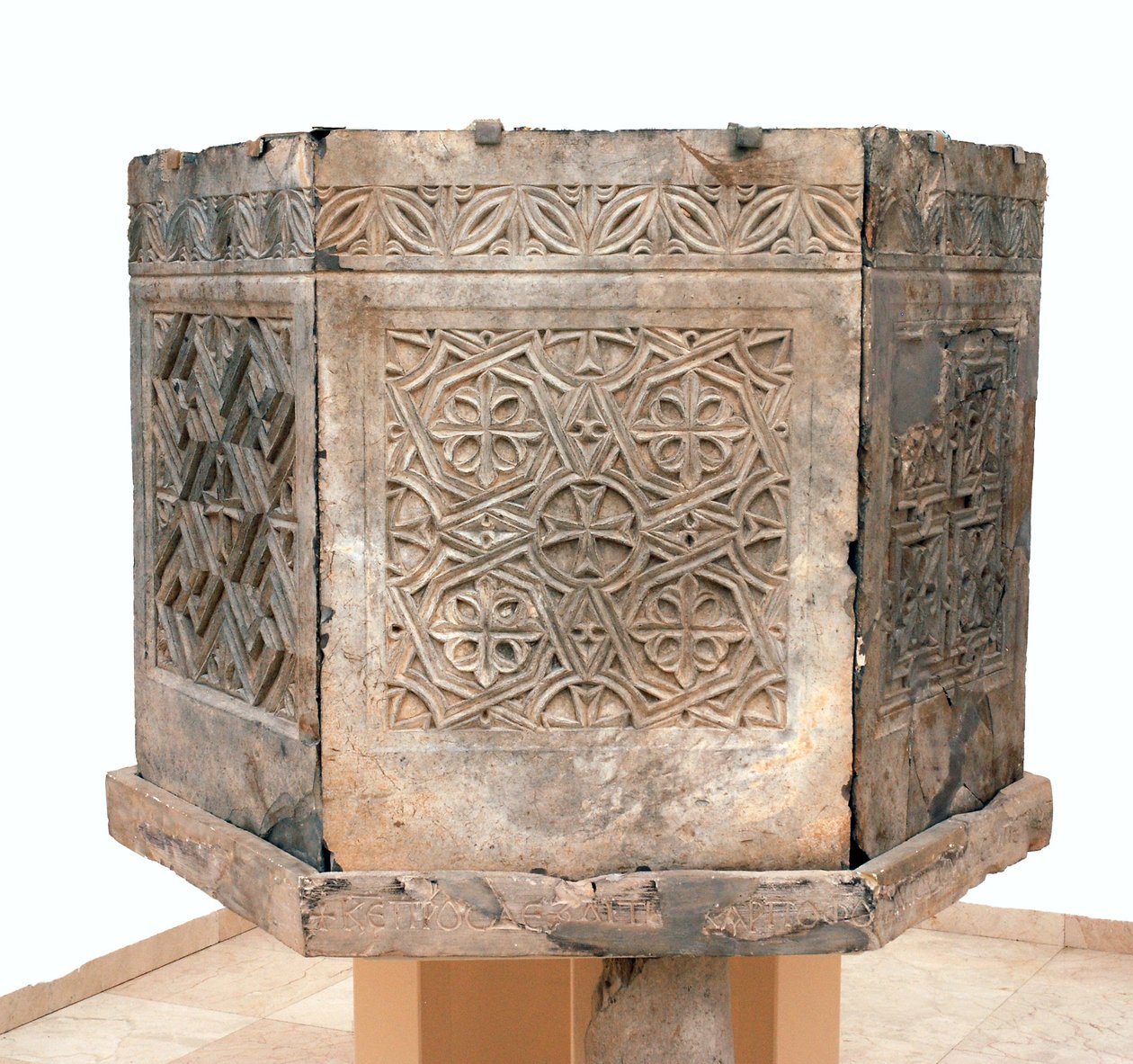 Ambo a bizánci Saint Theodoros templomból, Beit Sila, Jeruzsálem, Kr.u. 6. század (bitumenes kő) alkotó: Byzantine Byzantine
