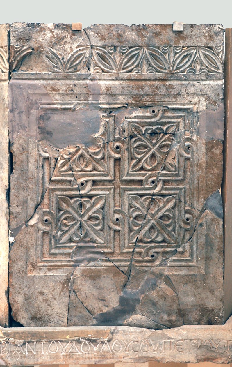 Ambo a bizánci Saint Theodoros templomból, Beit Sila, Jeruzsálem, Kr.u. 6. század (bitumenes kő) alkotó: Byzantine Byzantine