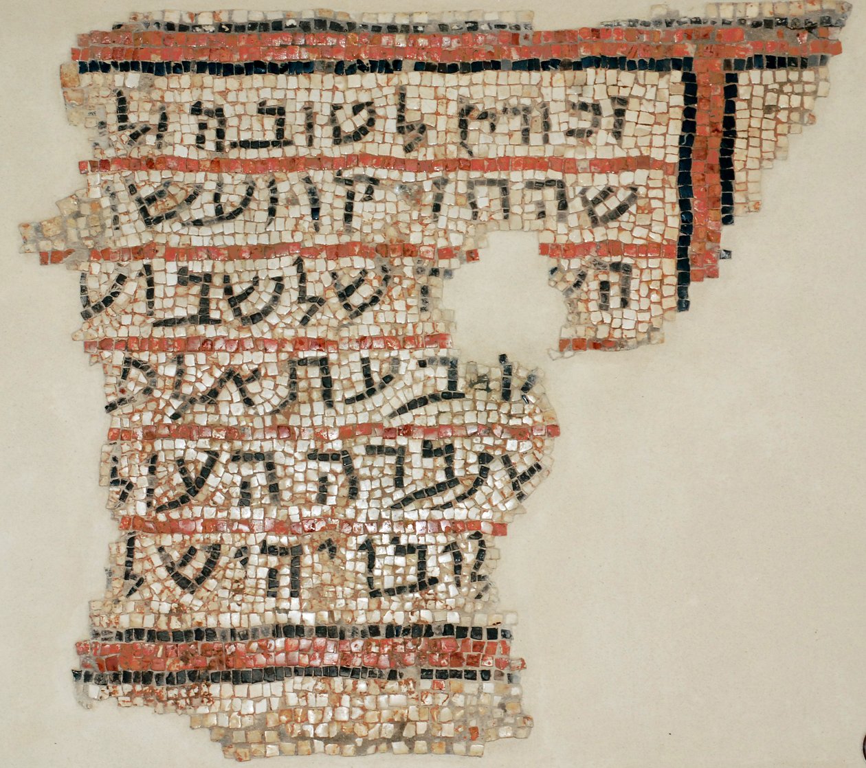 Felirat az adományozó Isai rabbi és Yohannan rabbi, az írástudó tiszteletére a Hebron melletti Susya zsinagógából, Ciszjordániában, Kr.u. 6. század (mozaik) alkotó: Byzantine Byzantine