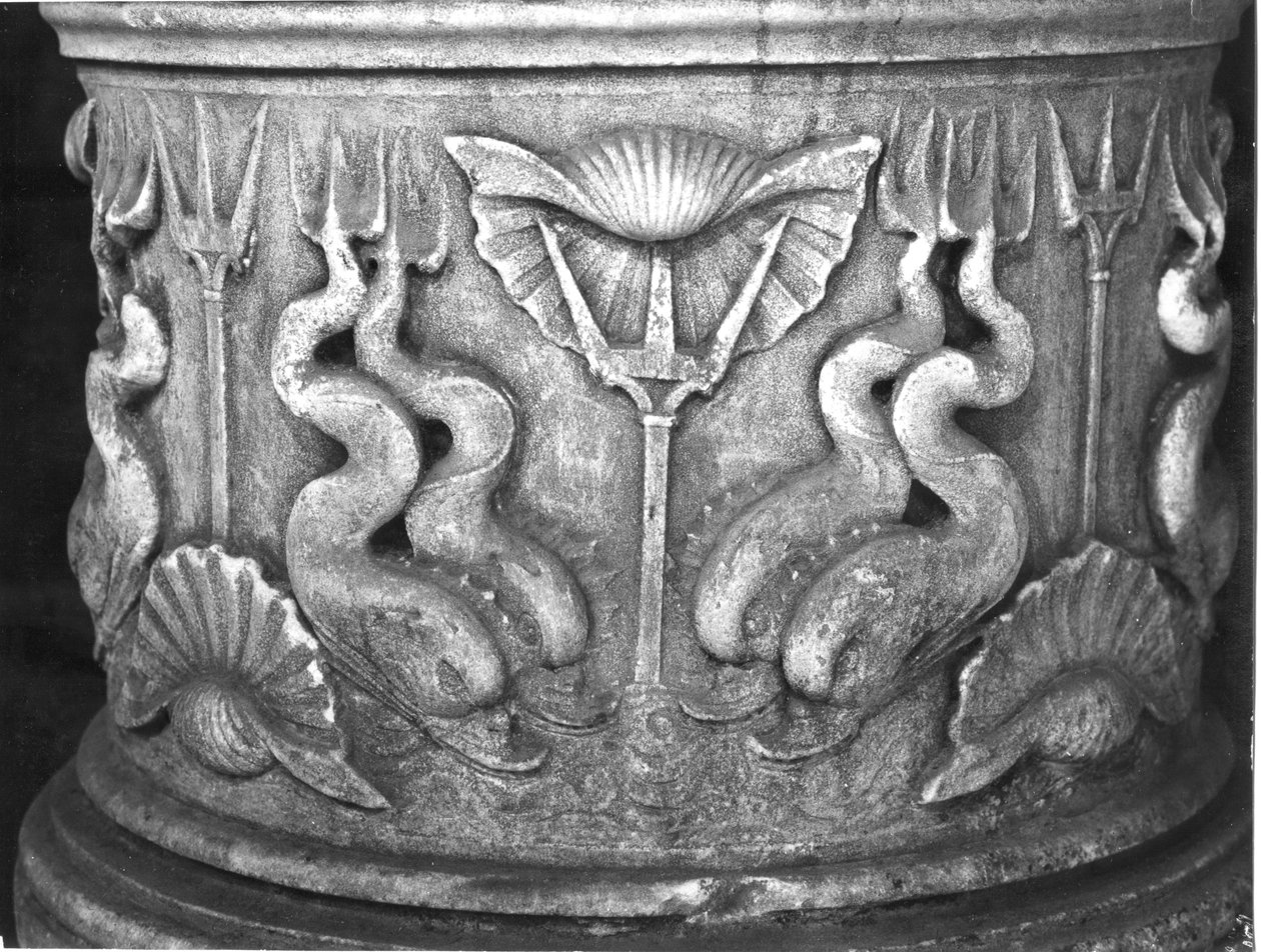 A Szent Márk-bazilika delfinekkel faragott szenteltvíz-kút alapja alkotó: Byzantine School