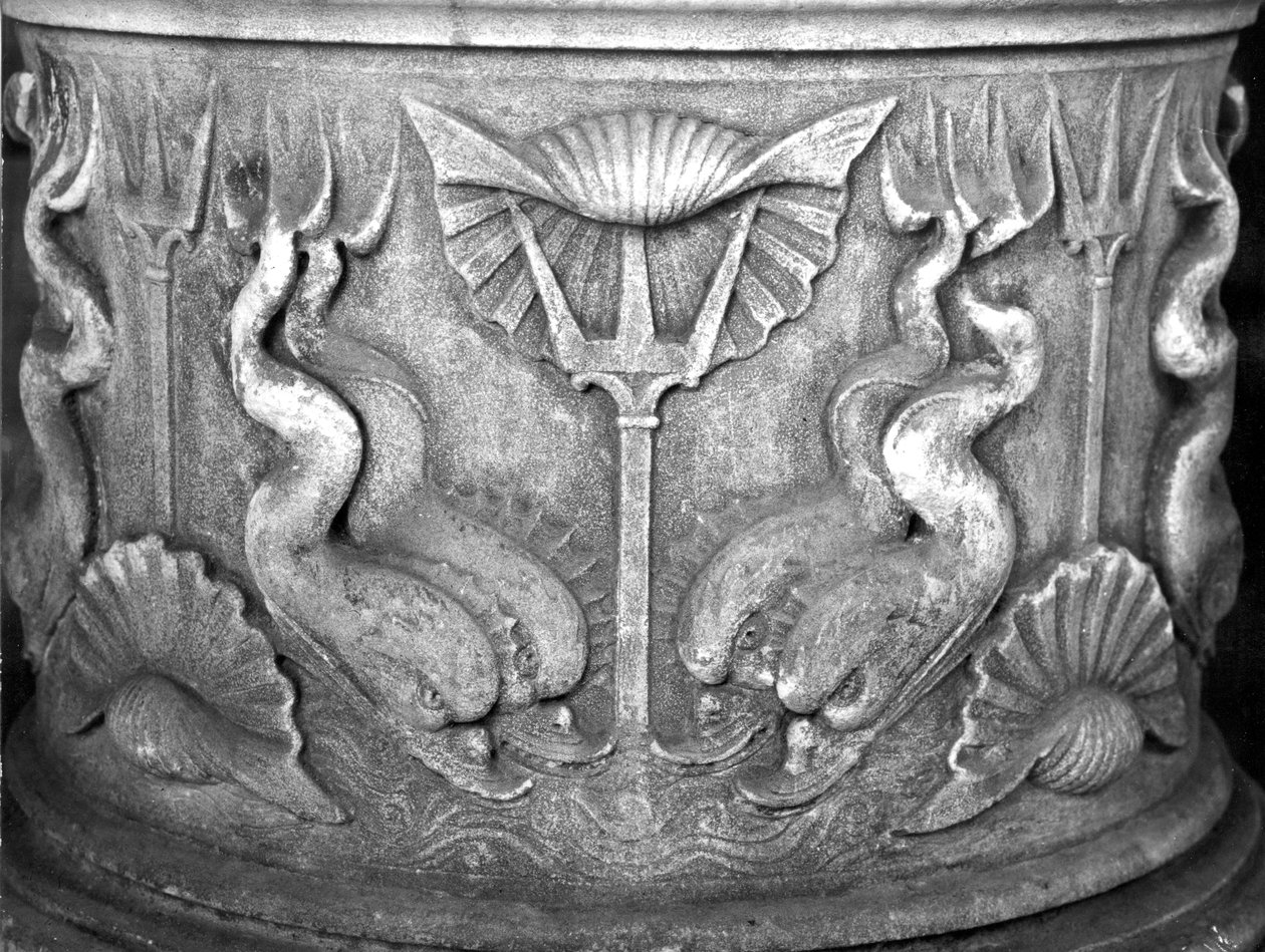 A Szent Márk-bazilika delfinekkel faragott szenteltvíz-kút alapja alkotó: Byzantine School