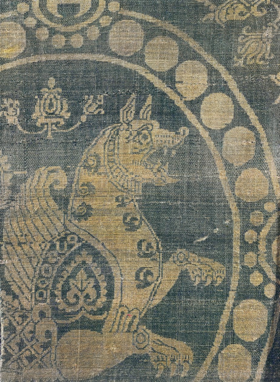 Szimurgot ábrázoló szövet gyöngyökkel díszítve, Konstantinápolyból (selyem) (részlet) alkotó: Byzantine School