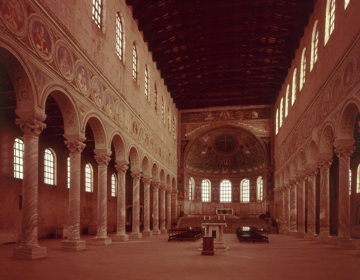 Kilátás a templomhajóra és az oltárra alkotó: Byzantine School