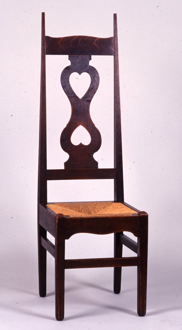 A széket C.F.A. Voysey (1857-1941) 1898-ban, valószínűleg C.H.B. Quennell (1872-1935) (tölgy) alkotó: C.F.A. and Quennell Voysey
