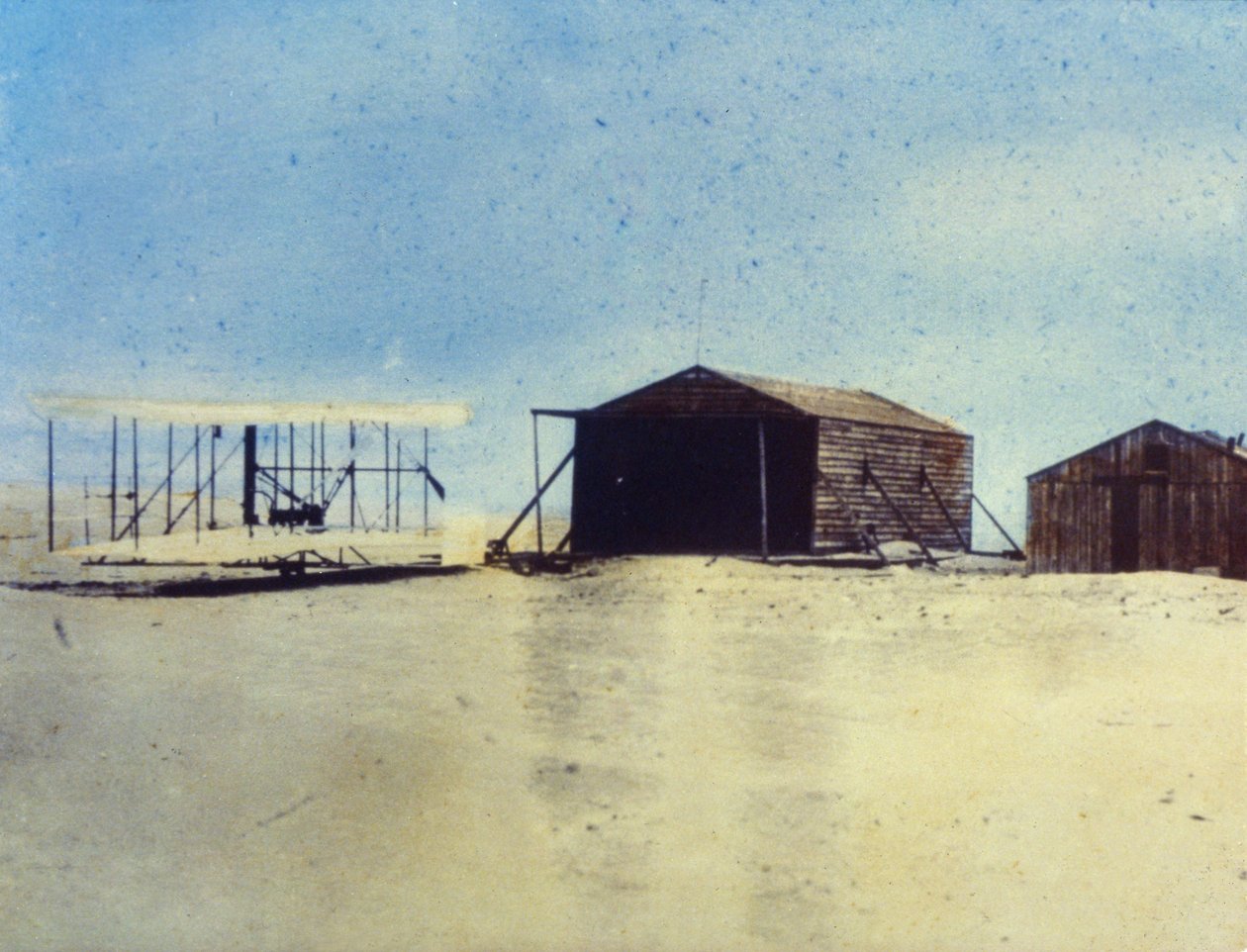 Az 1903-as „Flyer” és a táborépületek, Kill Devil Hill, Észak-Karolina alkotó: J.B. and Brown J. Rowbotham