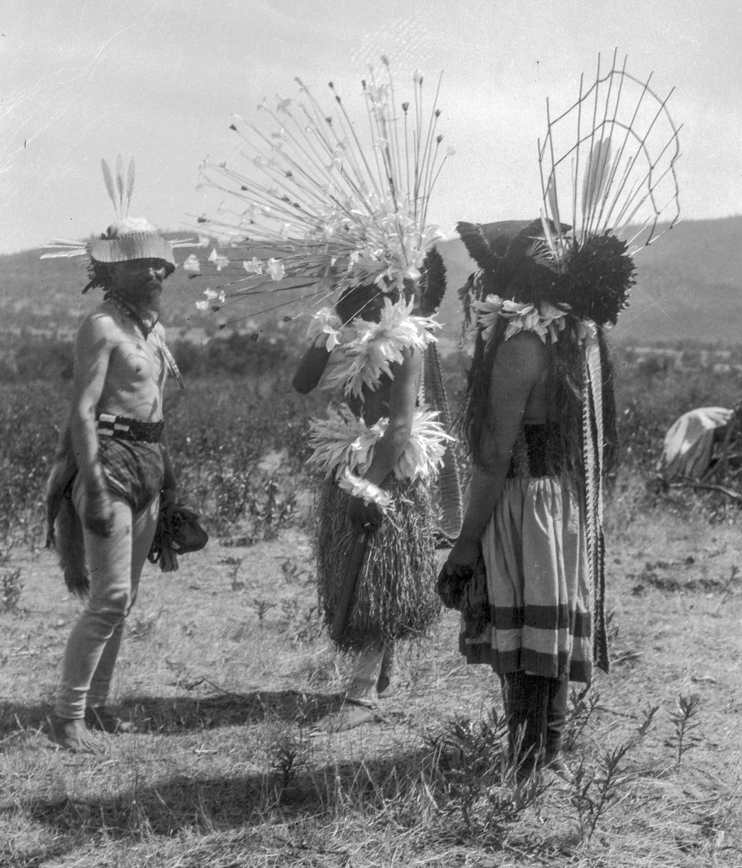 Amerikai őslakosok és törzsi kerekház és szertartási öltözék, Kalifornia alkotó: C. Hart Merriam