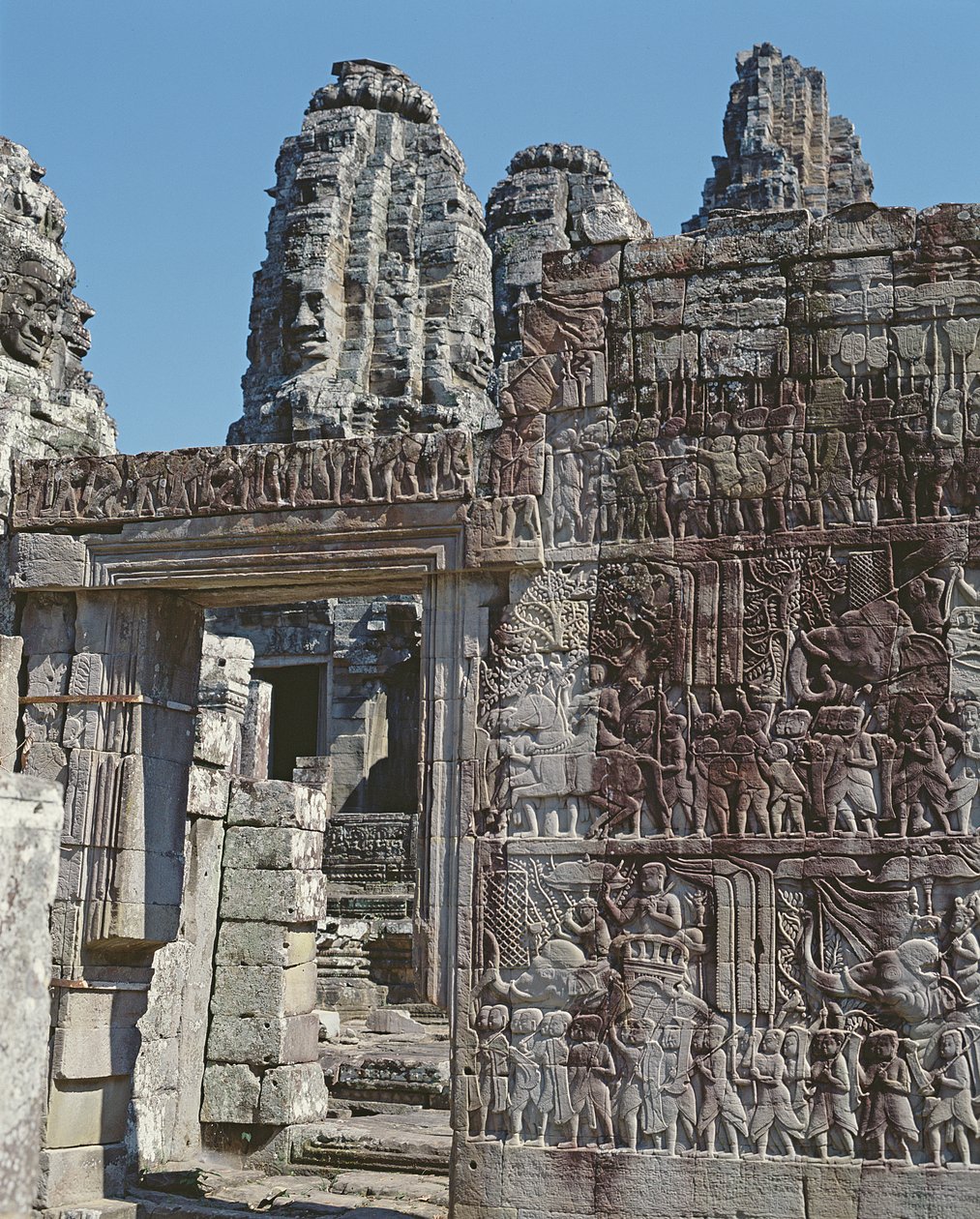 A Bayon-templom egyik falának látképe faragott domborművekkel alkotó: Cambodian School