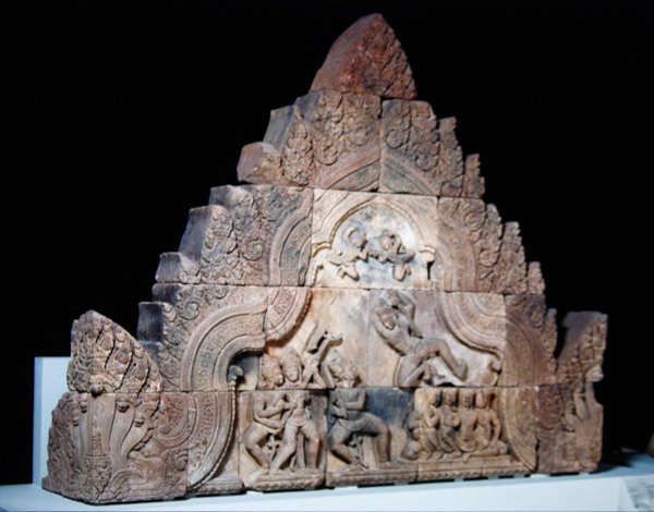 Talapzat egy gopuráról, Banteay Srei, Kambodzsa, 967 körül (homokkő) alkotó: Cambodian School