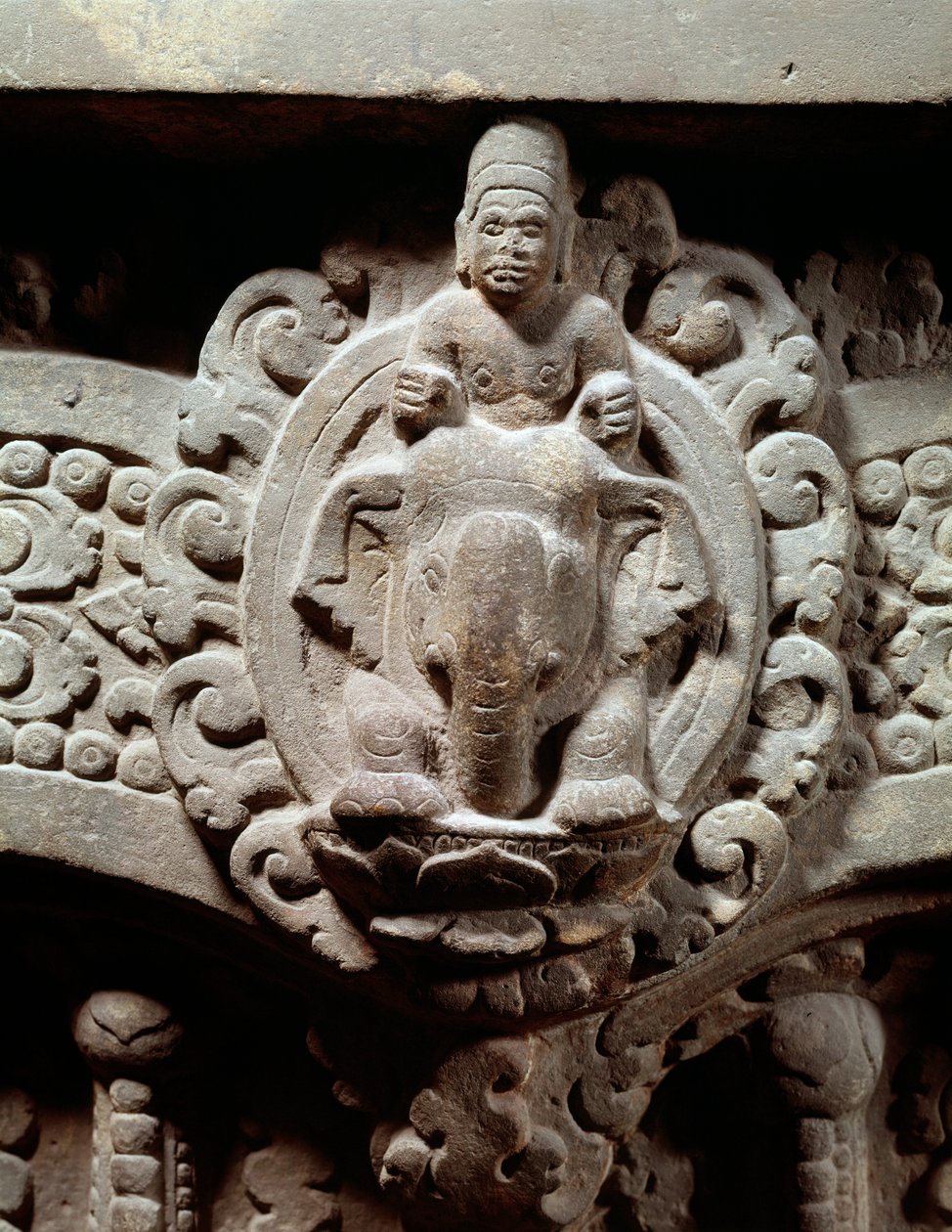 Khmer művészet: "" Indra isten az Airavana központjában és a Marut, a vihar és a szél istenei"" Kőszemüveg Sambor Prei Kuk (600-650) stílusában. Kambodzsából. Párizs, Guimet Múzeum, Ázsiai Művészeti Nemzeti Múzeum alkotó: Cambodian