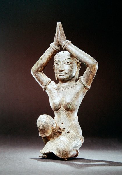 Térdelő nő, 11. század második fele (bronz ezüst berakással és aranynyomokkal) alkotó: Cambodian