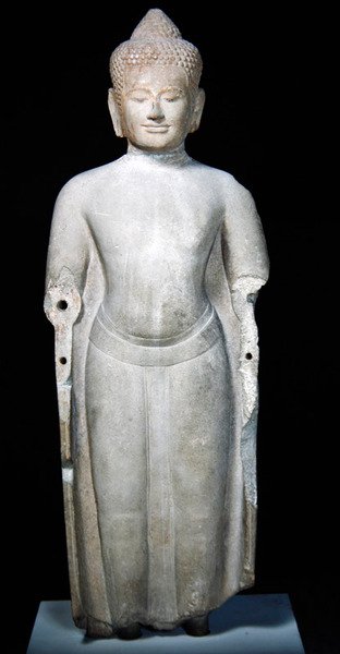 Buddha a bajon utáni stílusban, a kambodzsai Preah Khantól, 13. század vége – 14. század (homokkő) alkotó: Cambodian Cambodian