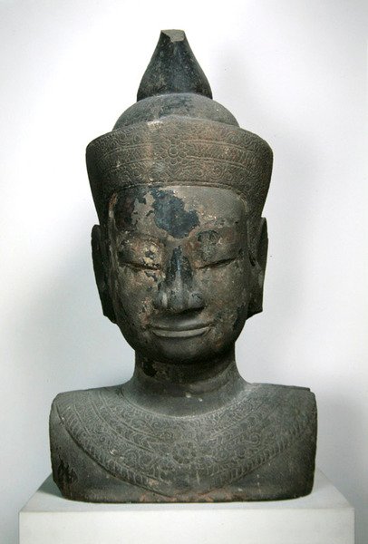 Buddha díszített mellszobra; 15-16. vállalkozás (homokkő) alkotó: Cambodian School