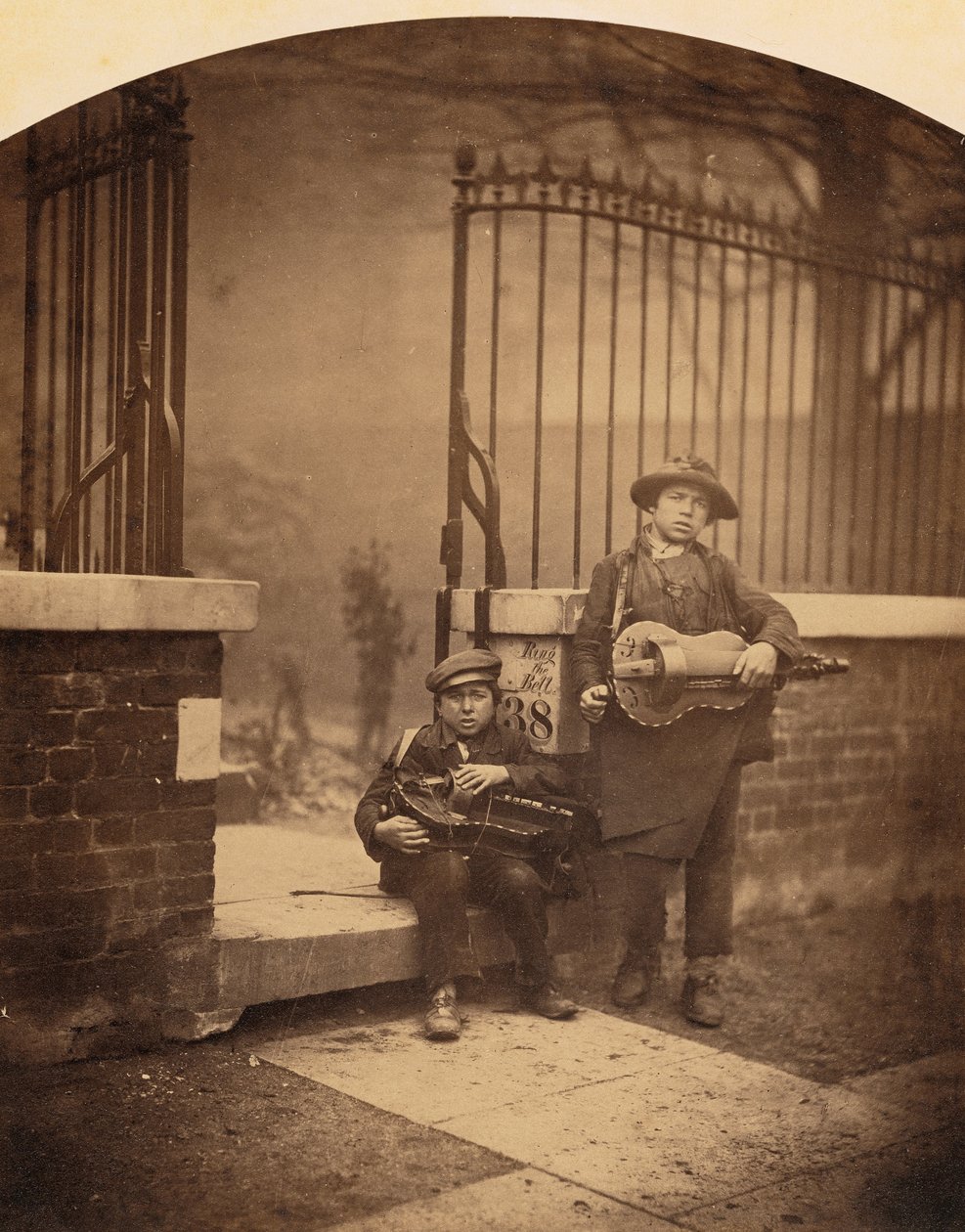 Utcai zenészek alkotó: Camille Silvy