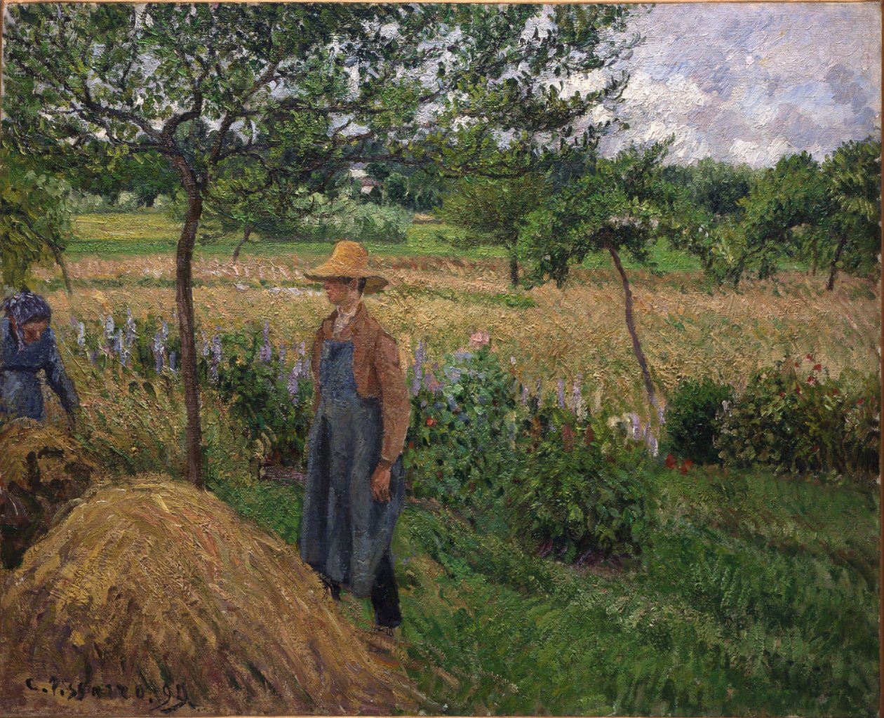 Kertész áll a szénakazal mellett, borult ég, Éragny alkotó: Camille Pissarro