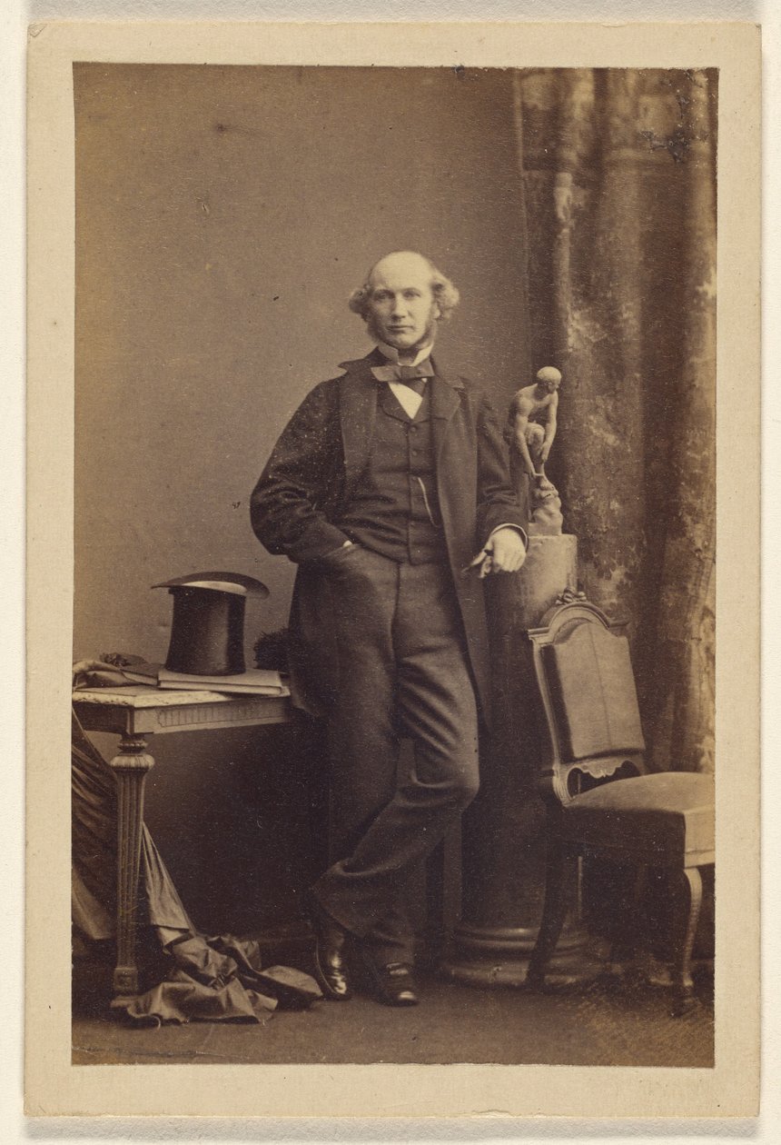 [Ismeretlen férfi áll, cilinder az asztalon] alkotó: Camille Silvy