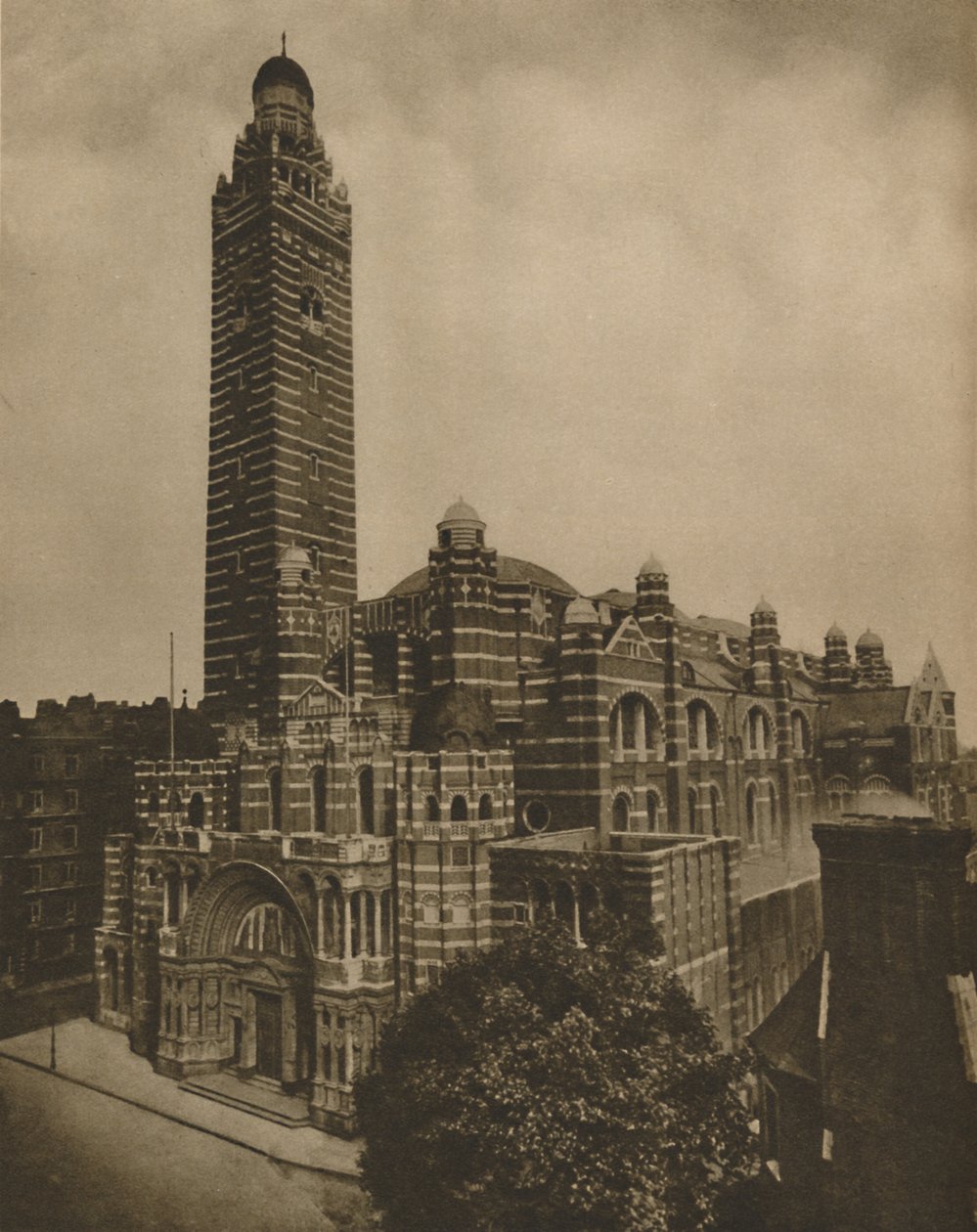 „Westminster bizánci vörös tégla katedrálisa az Ashley Place felől nézve”, 1935. alkotó: Campbell