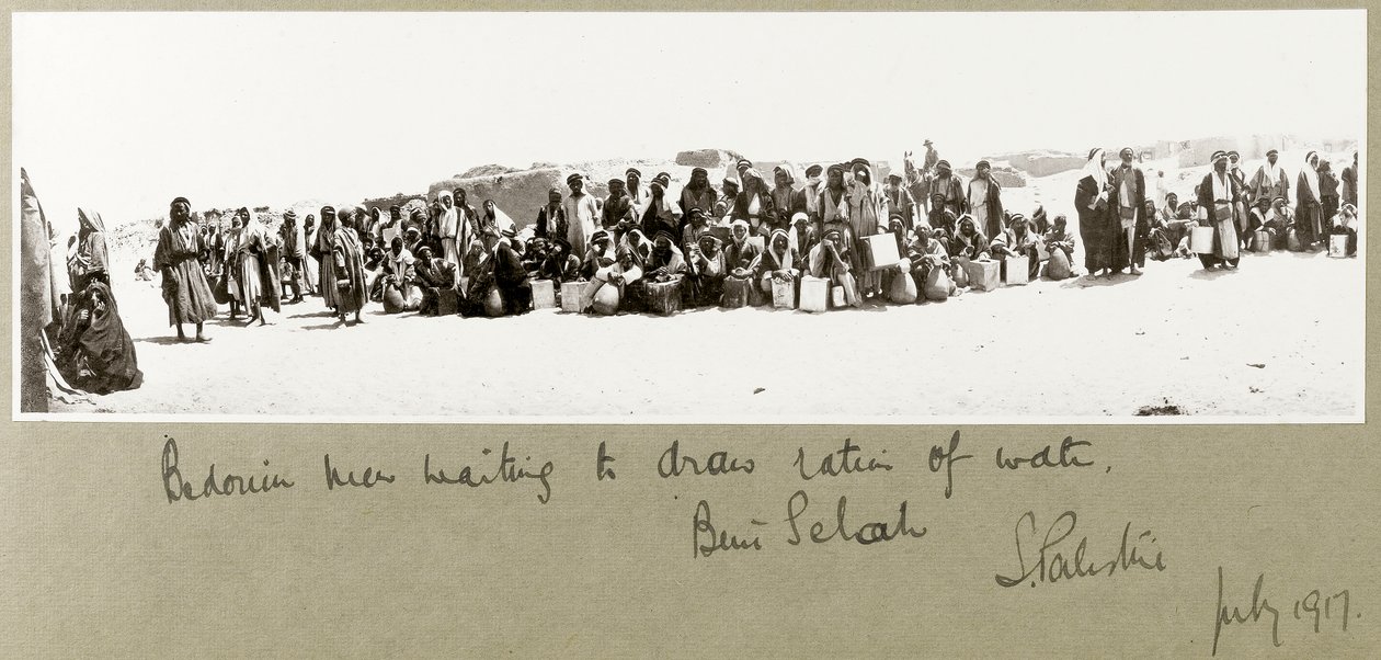 Beduin férfiak, akik arra várnak, hogy levonják a víz arányát, Beni Saleh, 1917. július alkotó: Capt. Arthur Rhodes