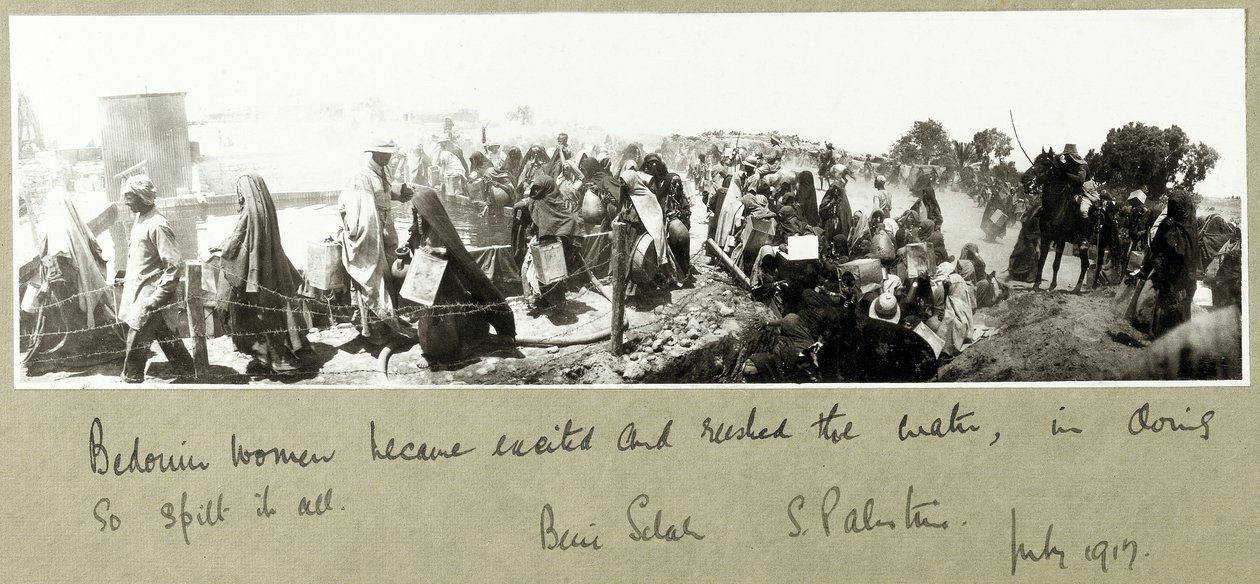 Beduin nők a vízadagjukért rohanva, Beni Saleh, 1917. július alkotó: Capt. Arthur Rhodes