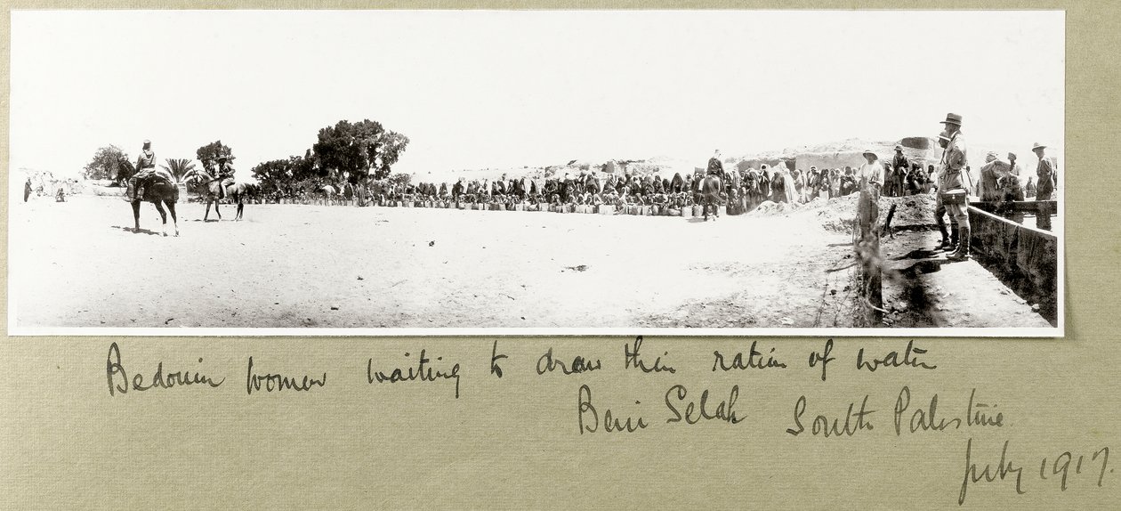 Beduin nők, akik arra várnak, hogy vízmennyiséget merítsenek, Beni Saleh, 1917. július alkotó: Capt. Arthur Rhodes