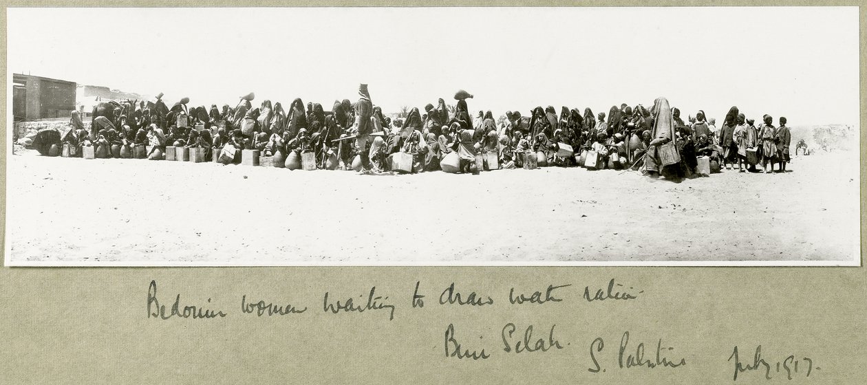 Beduin nők, akik arra várnak, hogy vízmennyiséget merítsenek, Beni Saleh, 1917. július alkotó: Capt. Arthur Rhodes