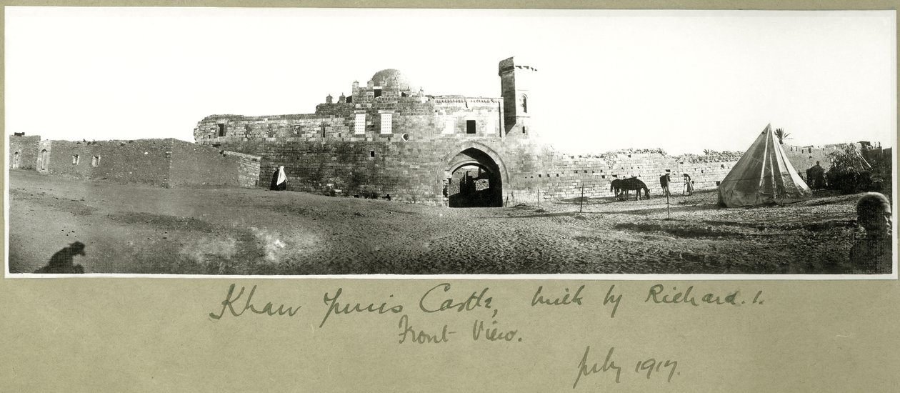 Az I. Richárd által építtetett Khan Yunis kastély elülső nézete, 1917. július alkotó: Capt. Arthur Rhodes