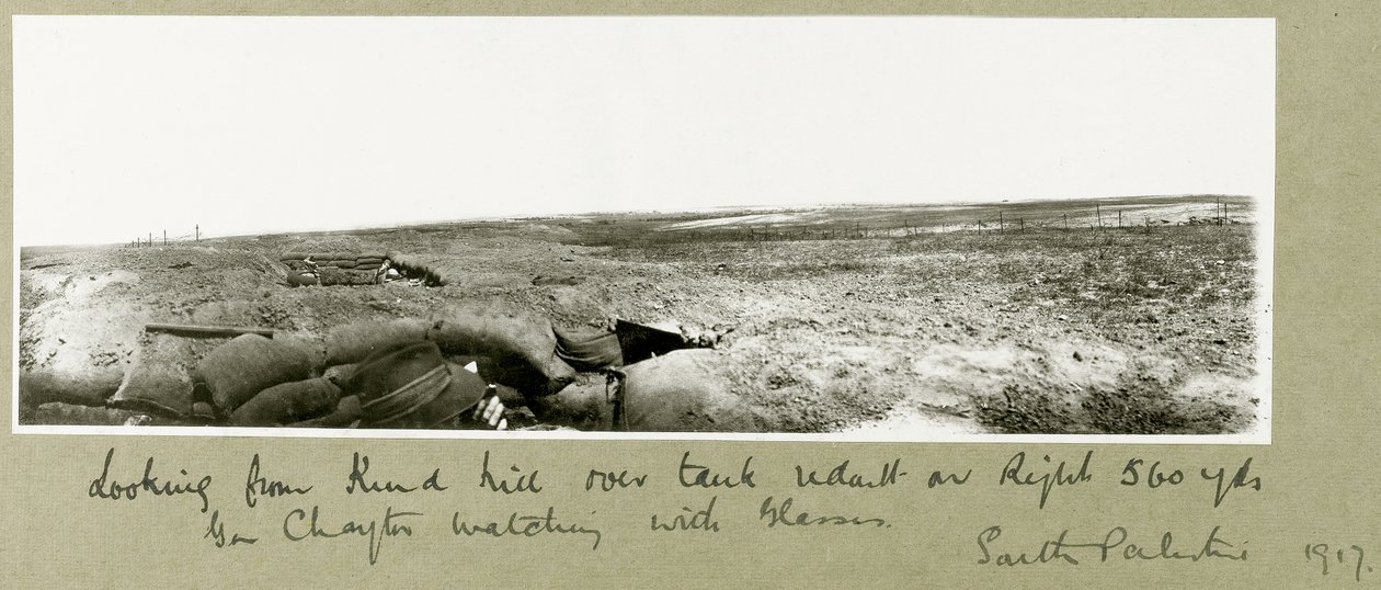 Chaytor tábornok a lövészárokból szemüvegen keresztül nézi a harcot, 1917 alkotó: Capt. Arthur Rhodes