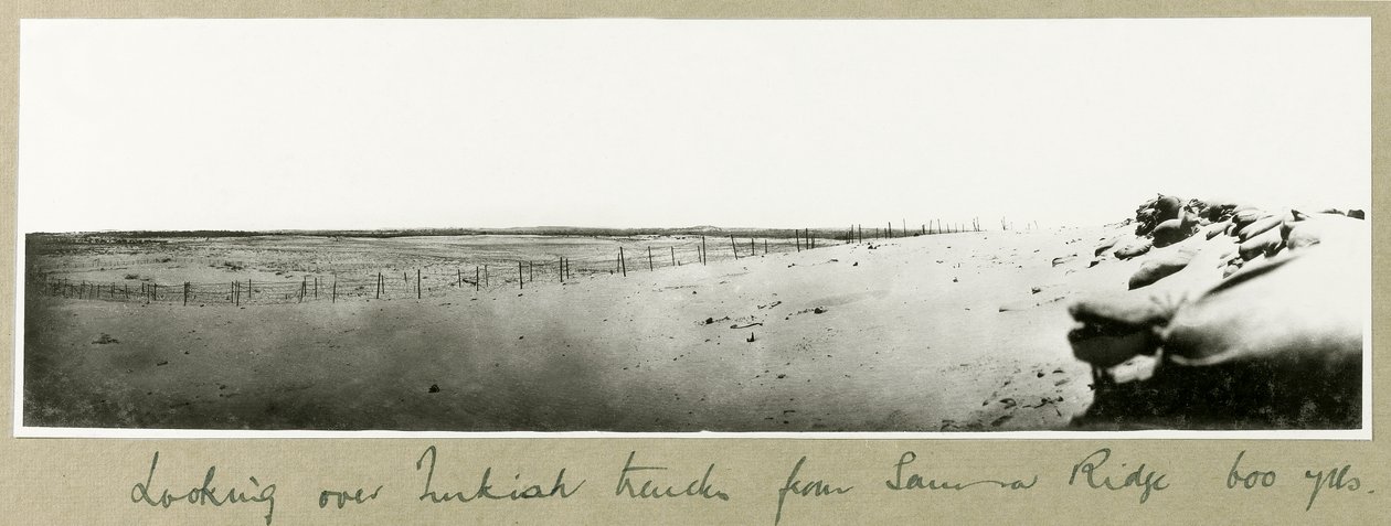 A török lövészárkok fölött a Sámson-hátról, 1917 szeptembere alkotó: Capt. Arthur Rhodes