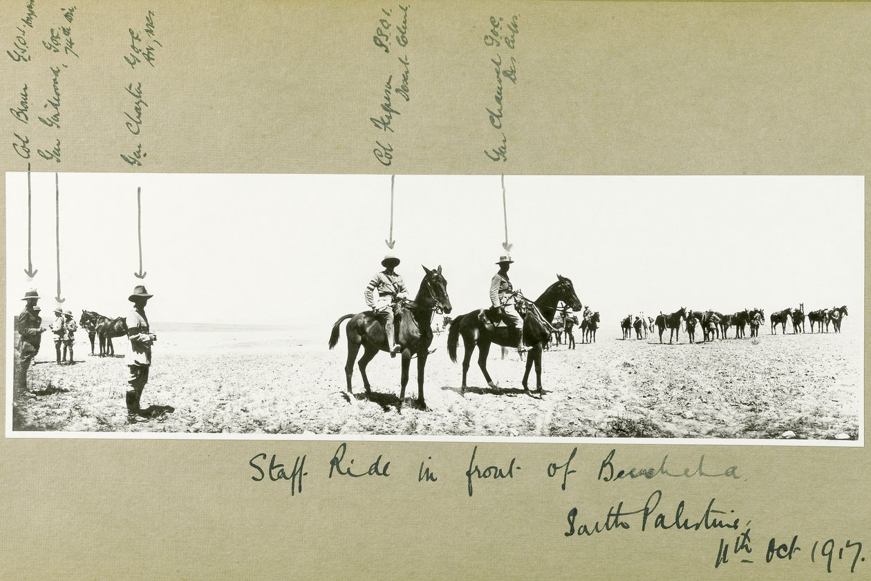 A személyzet utazása a dél-palesztinai Beersheba előtt, 1917. október alkotó: Capt. Arthur Rhodes