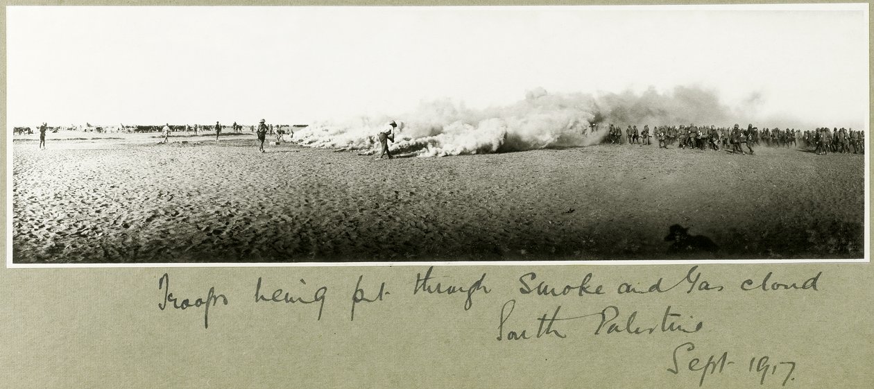 Csapatok füst- és gázfelhőn keresztül, Dél-Palesztina, 1917 szeptembere alkotó: Capt. Arthur Rhodes