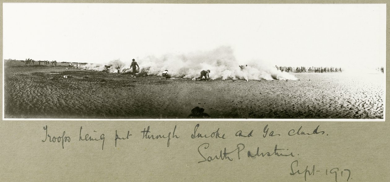 A csapatokat füst- és gázfelhőn keresztül vezetik át, Dél-Palesztina, 1917. szeptember alkotó: Capt. Arthur Rhodes