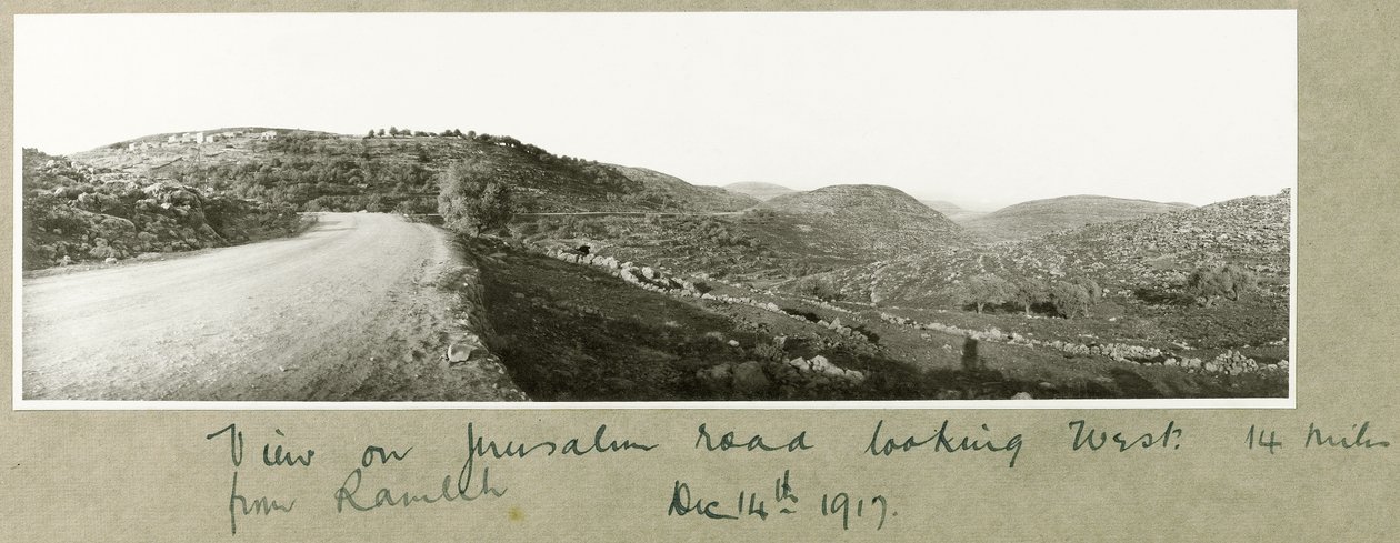 Kilátás a Jeruzsálemi úton nyugatra nézve Ramleh felől, 1917. december 14 alkotó: Capt. Arthur Rhodes