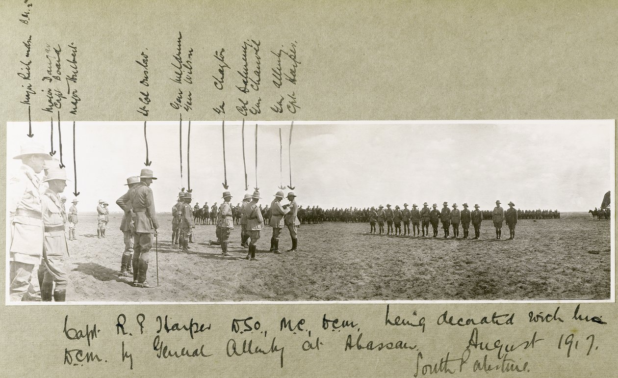 Allenby tábornok kitünteti Harper kapitányt a D.C.M. kitüntetéssel egy ünnepségen Abassanban, Dél-Palesztinában, 1917 augusztusában. alkotó: Capt. Arthur Rhodes