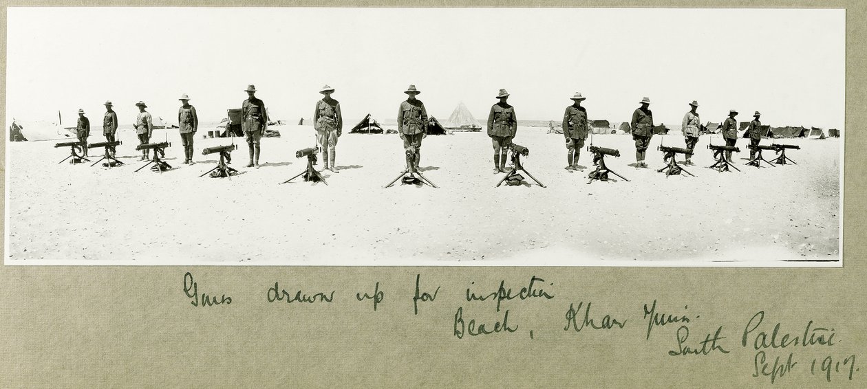 Fegyverek, amelyeket ellenőrzés céljából készítettek a tengerparton, Khan Yunis, 1917. szeptember alkotó: Capt. Arthur Rhodes