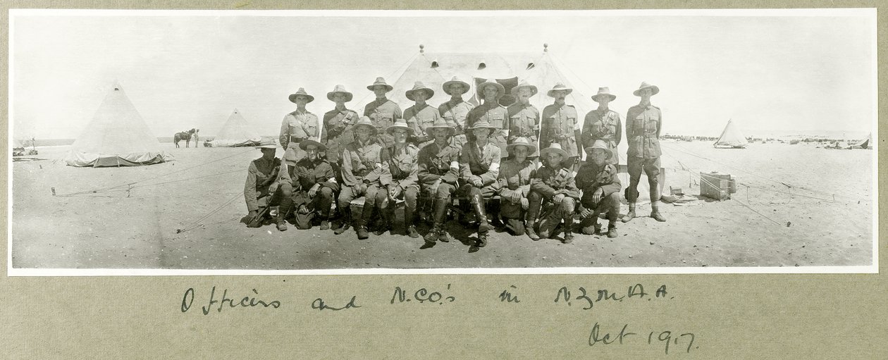 Tisztek és altisztek N.Z.M.A.A.-ban, 1917. október alkotó: Capt. Arthur Rhodes