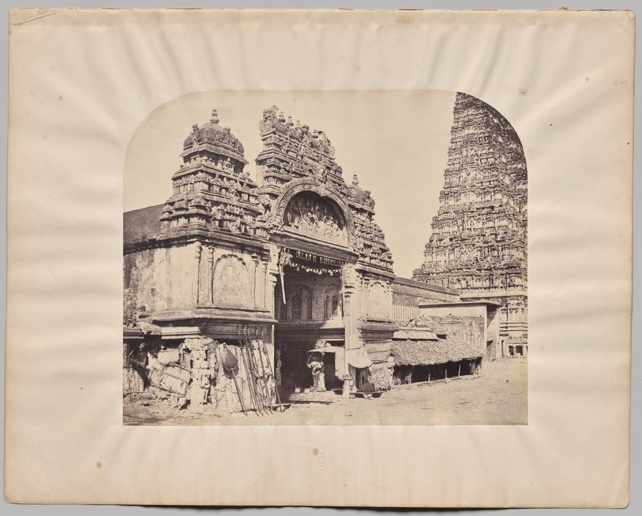 A Meenakshi Sundareswarar templom bejárata, Madurai alkotó: Captain Linnaeus Tripe