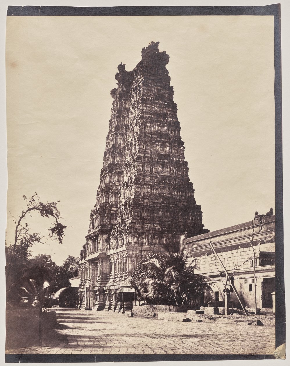 Nyugati átjáró (Gopuram) a Meenakshi Sundareshwar templomban, Madurai alkotó: Captain Linnaeus Tripe