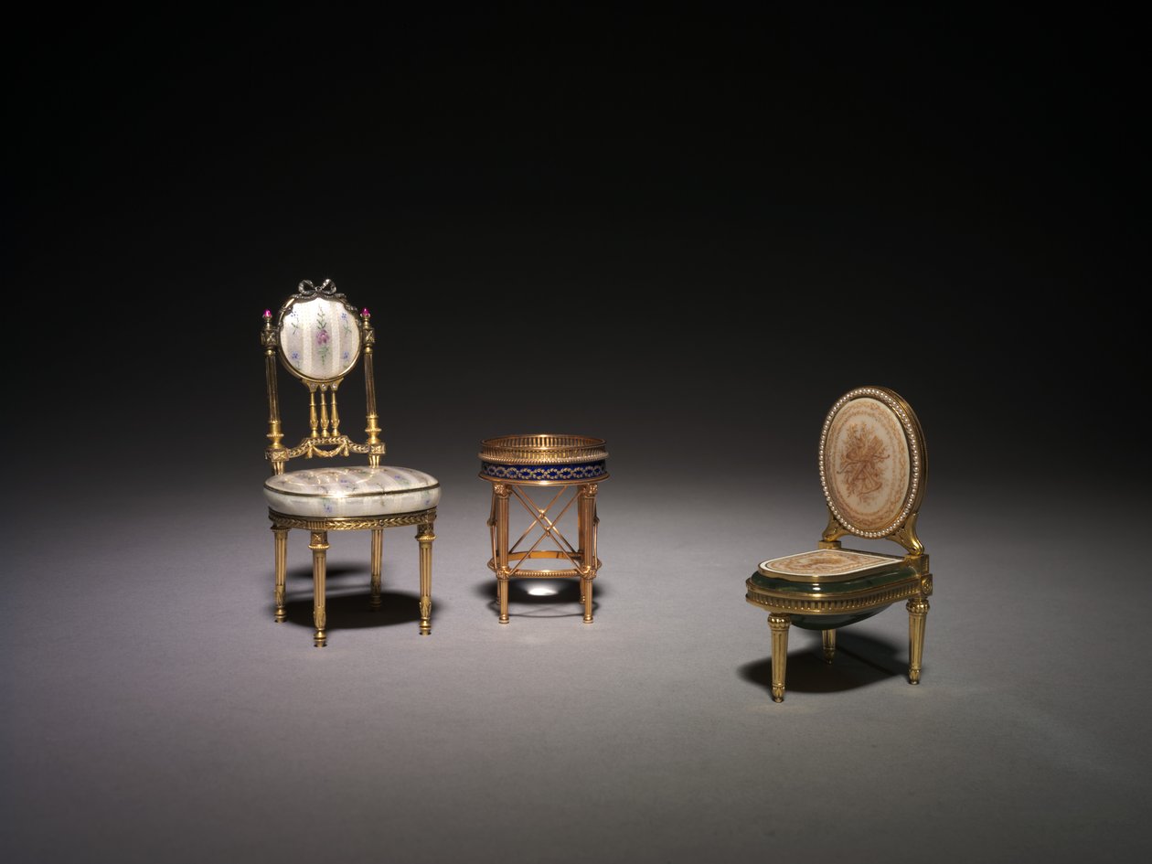 Miniatűr szék, iránytű és mini bidé alkotó: Carl Fabergé