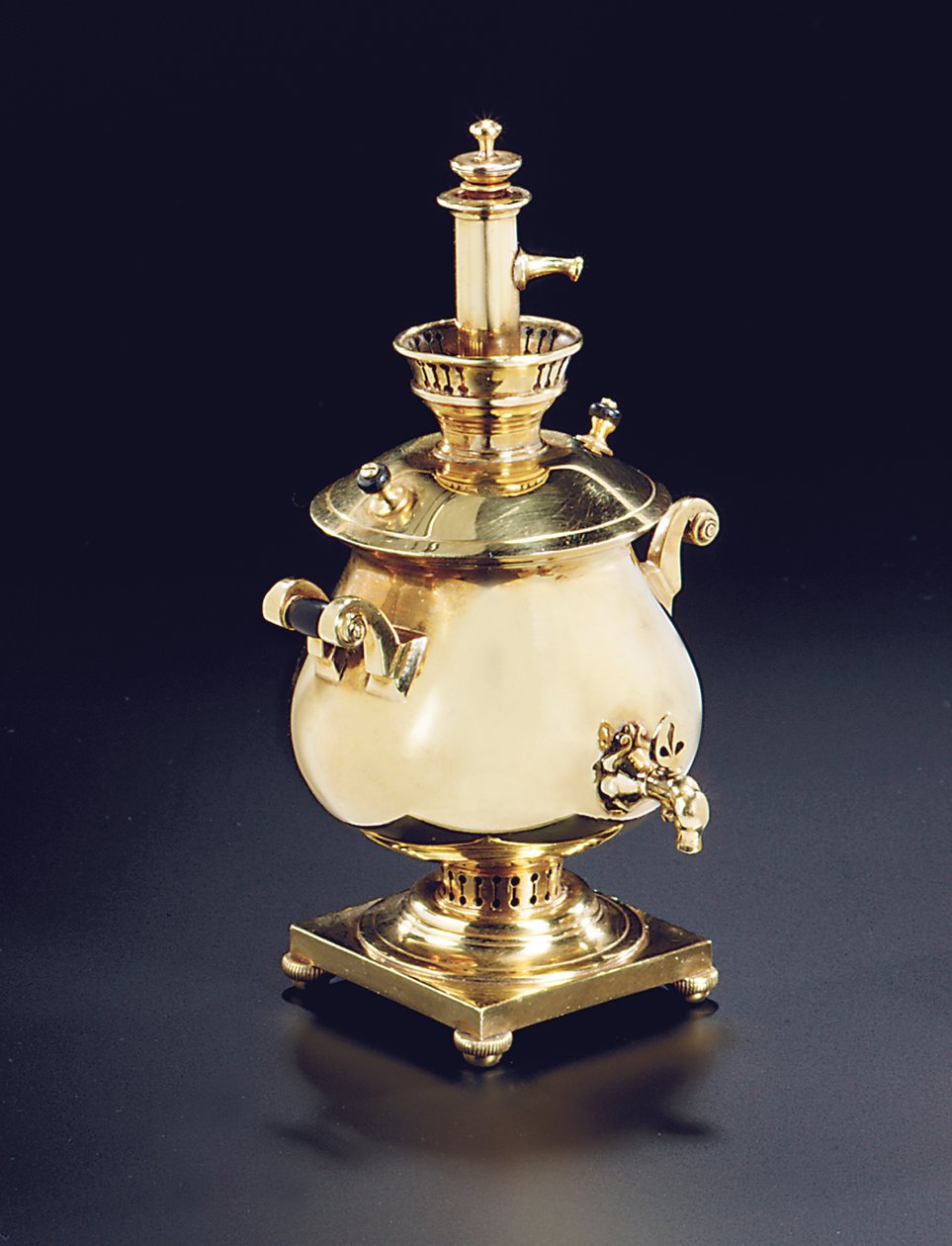 Miniatűr szamovár illatpalack dugóval, valószínűleg Moszkva, 1908-17 alkotó: Carl Fabergé