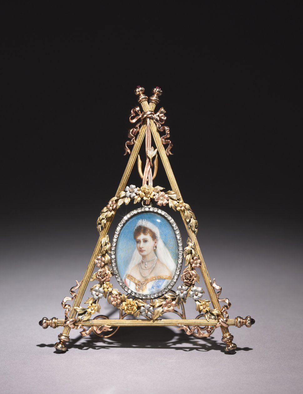 Háromszög alakú keret Alexandra Fedorovna cárnő arcképével, 1896-1908 alkotó: Carl Fabergé