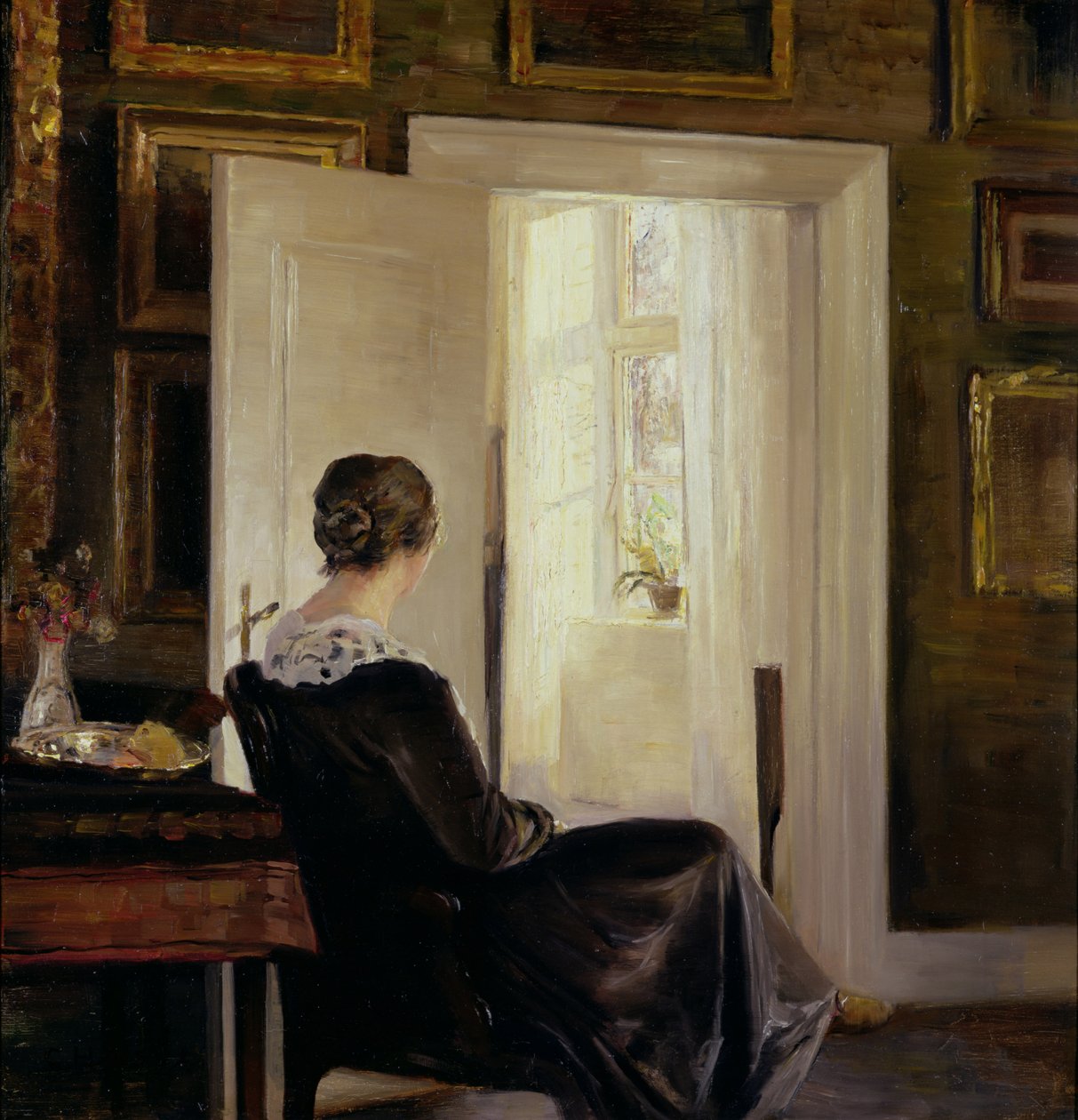 Egy nő ült az ajtó közelében alkotó: Carl Holsoe