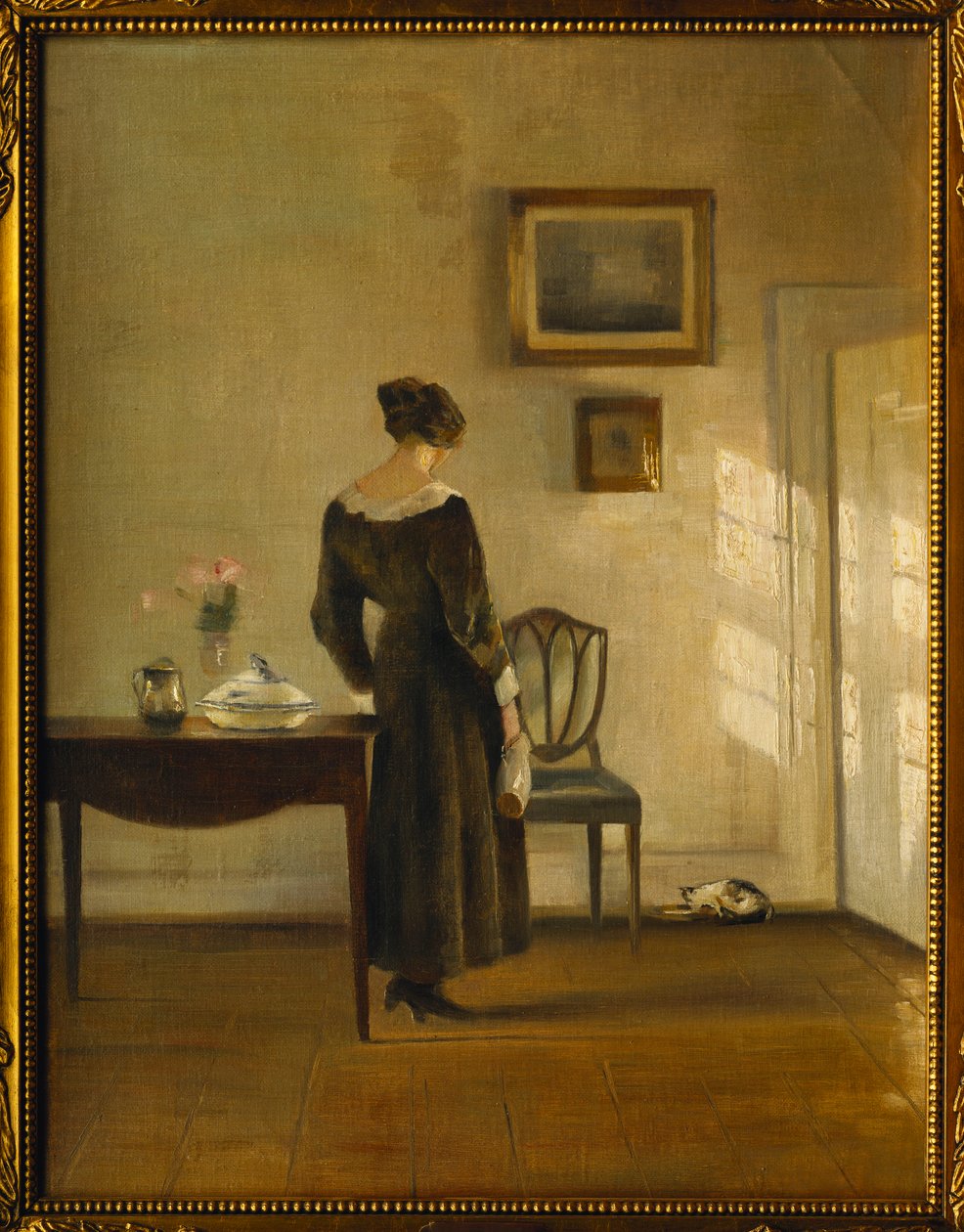 Belső egy macskát etető nővel (olaj, vászon) alkotó: Carl Holsoe