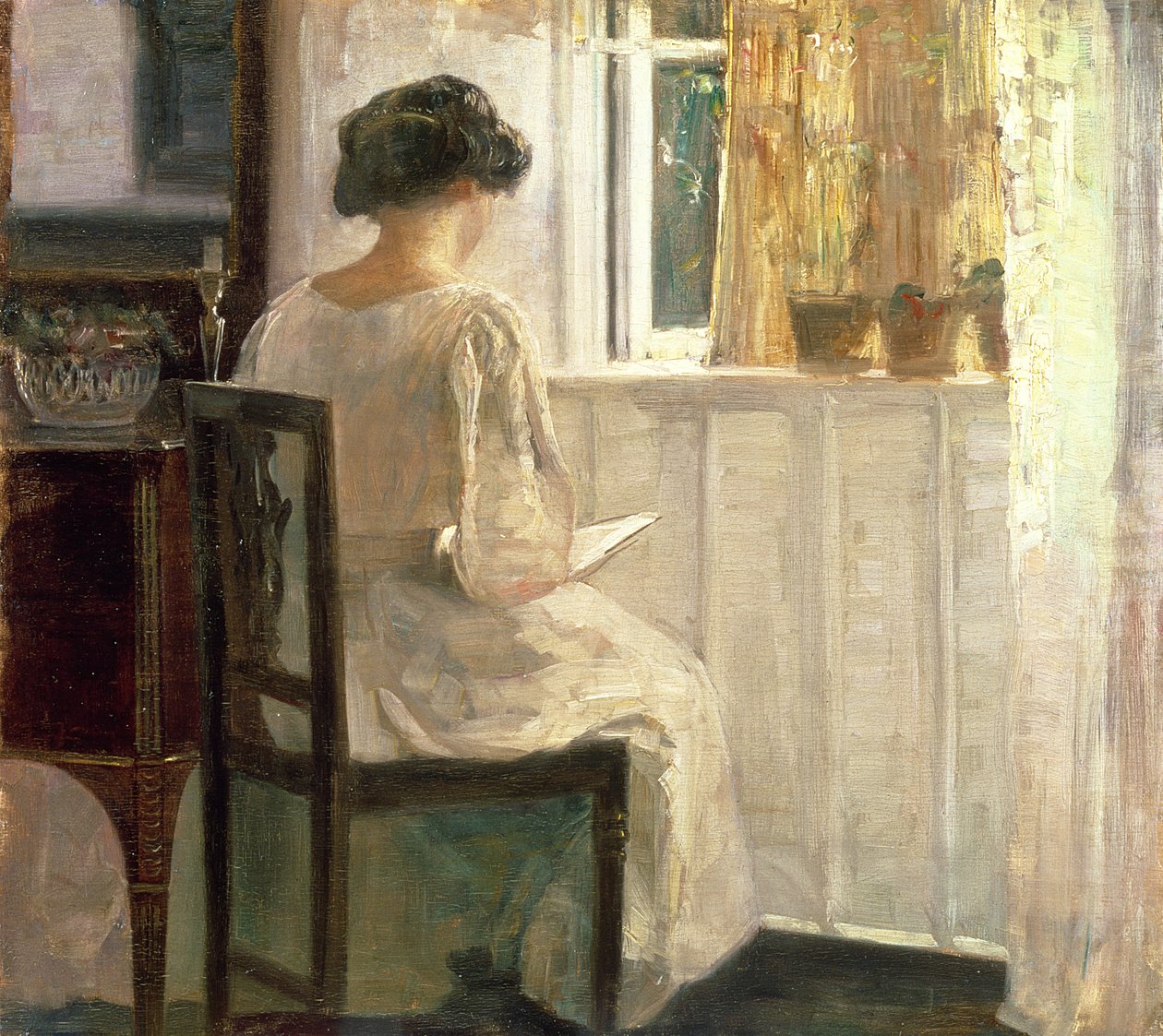 Lány olvas egy napsütötte szobában alkotó: Carl Holsoe