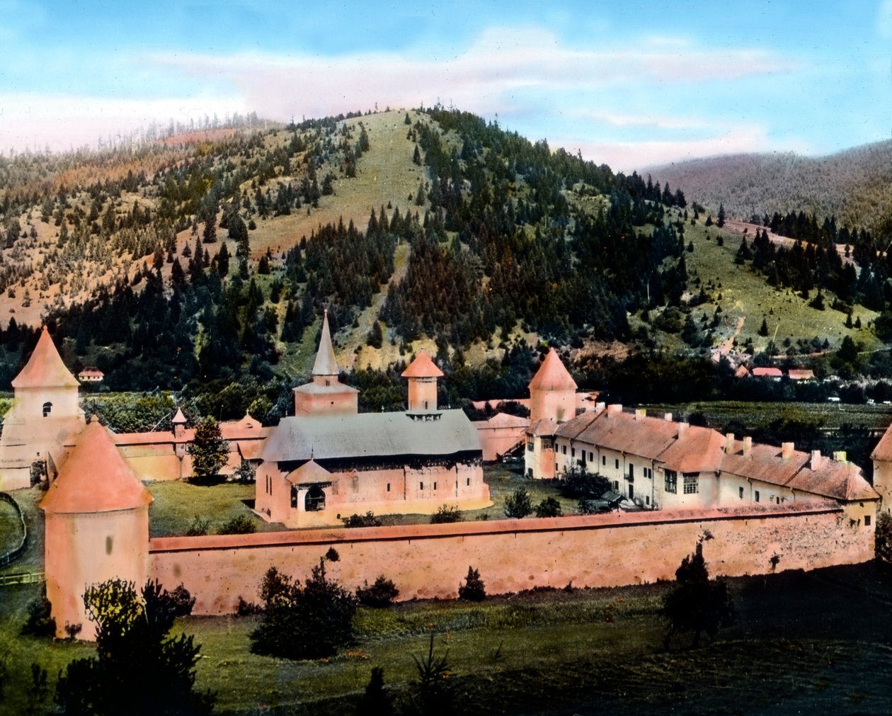 Románia, Bukovina, Sucevita kolostor a Sucevita patak völgyében, a kép dátuma: 1920 körül. Carl Simon Archívum alkotó: Carl Simon