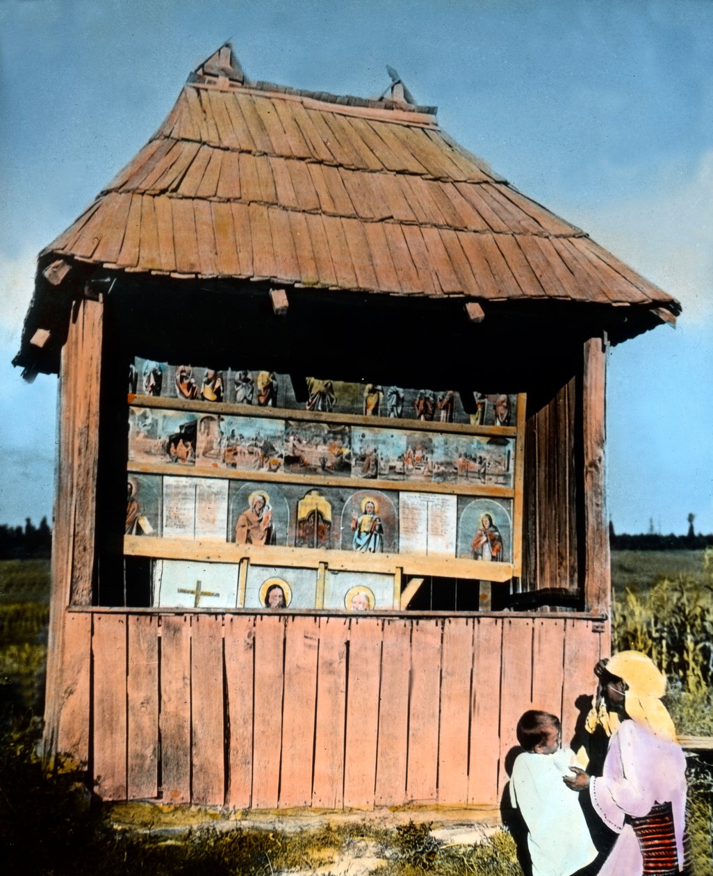 Románia, Bukovina, anya gyermekével egy kis kápolna előtt, szentek képeivel, a kép dátuma: 1920 körül. Carl Simon Archívum alkotó: Carl Simon